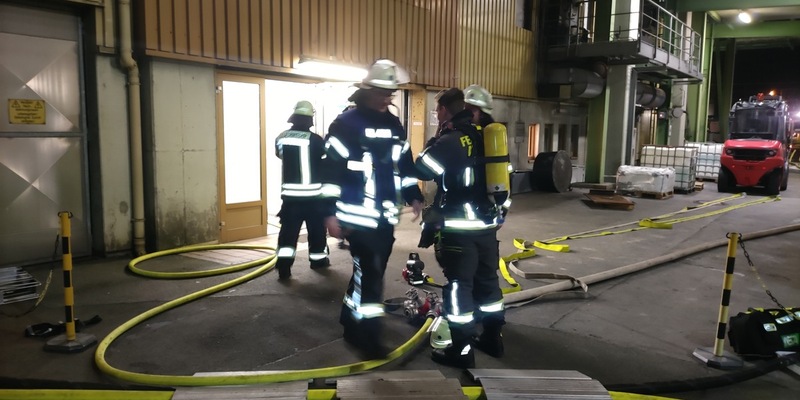 FW-AR: Brand in Chemiebetrieb in Arnsberg-Bruchhausen - Schnelles Eingreifen der Feuerwehr verhindert Ausbreitung - Foto: presseportal.de