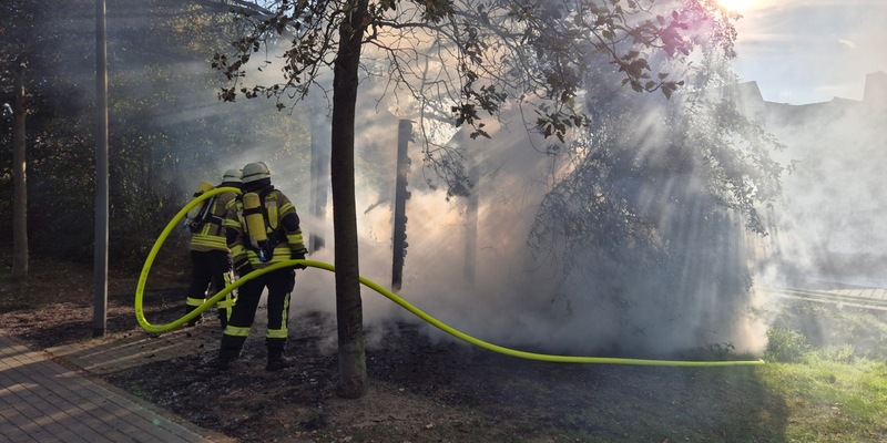 FW Südheide: Holzunterstand mit Dixi-Klo brennen in Hermannsburg - Foto: presseportal.de