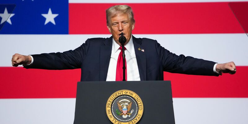 Trump wünscht, dass die Unis verbieten, was «konservative Ideen bestrafen, herabsetzen oder sogar Gewalt gegen sie anstiften könnte».   - Foto: Andrew Harnik/Pool Getty Images North America/AP/dpa