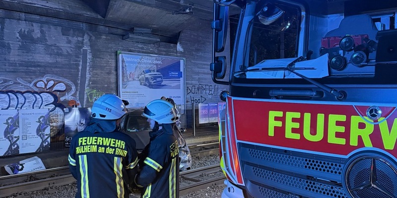 FW-MH: PKW nach Überschlag in Gleisbett gelandet - Foto: presseportal.de