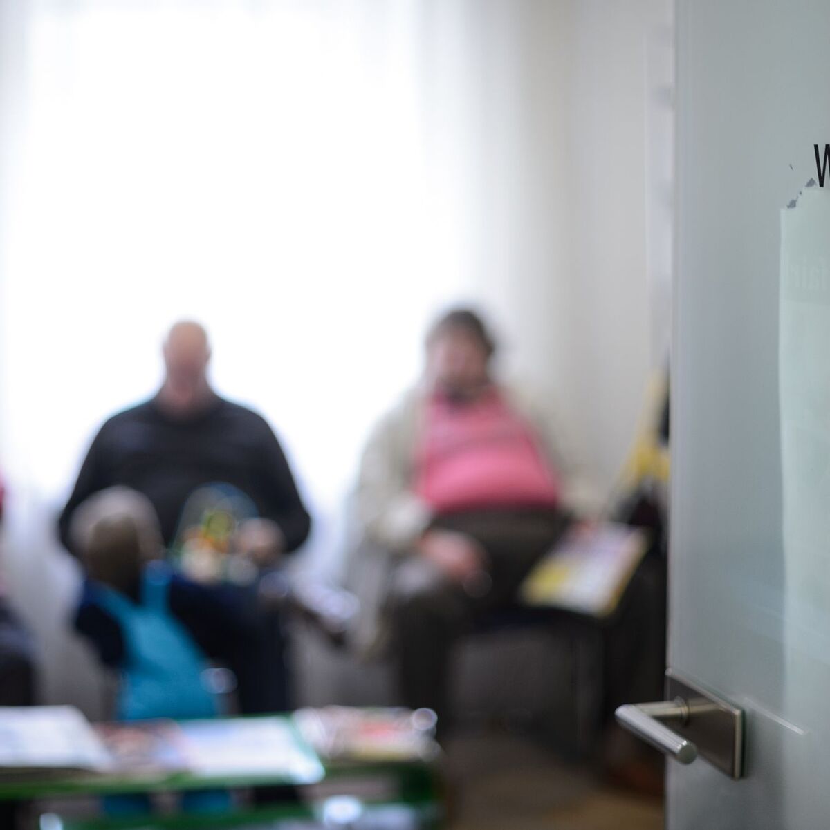 Warten gehört für viele Kassenpatienten bei Praxen dazu. (Archivbild) - Foto: Sina Schuldt/dpa