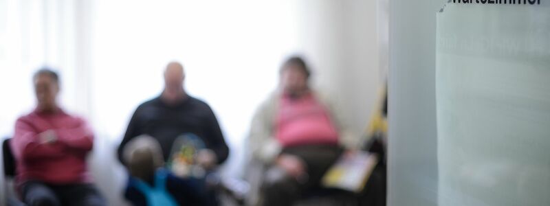 Warten gehört für viele Kassenpatienten bei Praxen dazu. (Archivbild) - Foto: Sina Schuldt/dpa