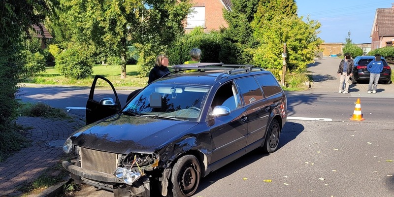 POL-STD: Hollern-Twielenfleth: Motorrad prallte in abbiegenden Pkw - Kradfahrer schwer verletzt - Foto: presseportal.de