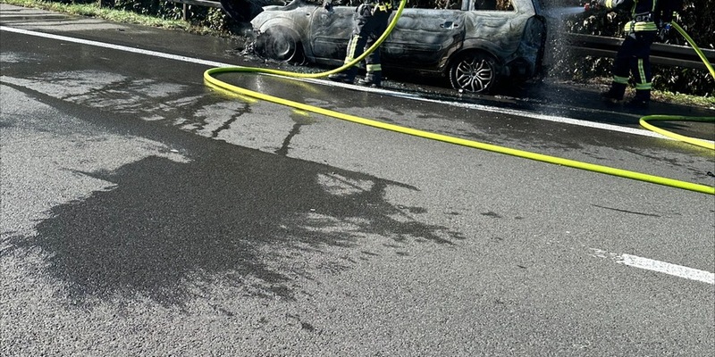 FW Dinslaken: PKW Brand auf der BAB 3 und weitere Einsätze - Foto: presseportal.de