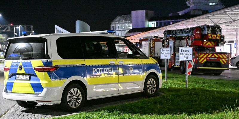 Polizei und Feuerwehr sind nach Drohnensichtungen und Flugausfällen am Flughafen München im Einsatz. - Foto: Jason Tschepljakow/dpa