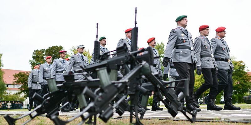 Die Bundeswehr soll attraktiver werden für junge Leute, denn der Bedarf ist aus Sicht der Regierung groß. (Archivbild) - Foto: Sebastian Christoph Gollnow/dpa