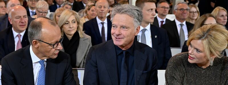 Zum ersten Mal gemeinsam beim Einheitsfest: Bundestagspräsidentin Julia Klöckner (CDU) mit ihrem Lebensgefährten Jörg Pilawa (M.) - im Gespräch mit Bundeskanzler Friedrich Merz (CDU) in der Ludwigskirche. - Foto: Jean-Christophe Verhaegen/POOL AFP/dpa
