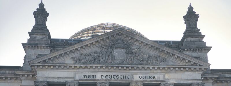 Vor 35 Jahren haben sich die Bundesrepublik Deutschland und die Deutsche Demokratische Republik zu einem Staat zusammengeschlossen.  - Foto: Paul Zinken/dpa
