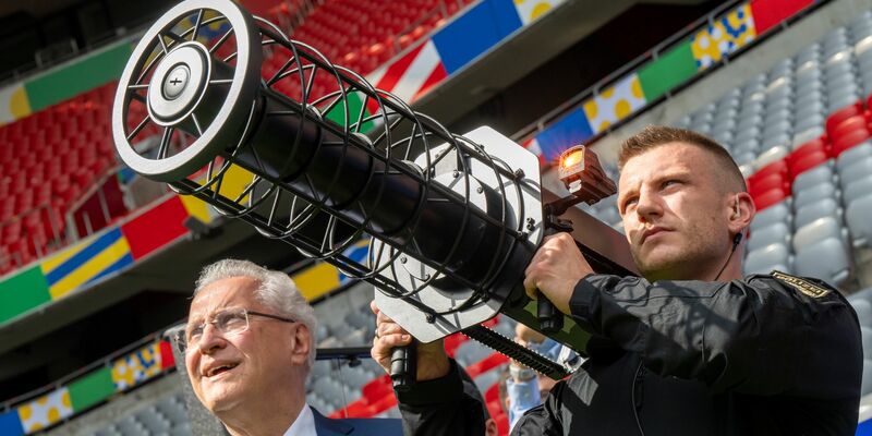 Innenminister Joachim Herrmann (CSU) nimmt vor der Fußball-EM 2024 an der Vorführung eines Drohnenabwehrsystems teil.  - Foto: Peter Kneffel/dpa