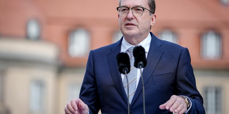 Bundesinnenminister Alexander Dobrindt (CSU) will im Kampf gegen Drohnen auch die Bundeswehr einsetzen. (Archivbild) - Foto: Kay Nietfeld/dpa