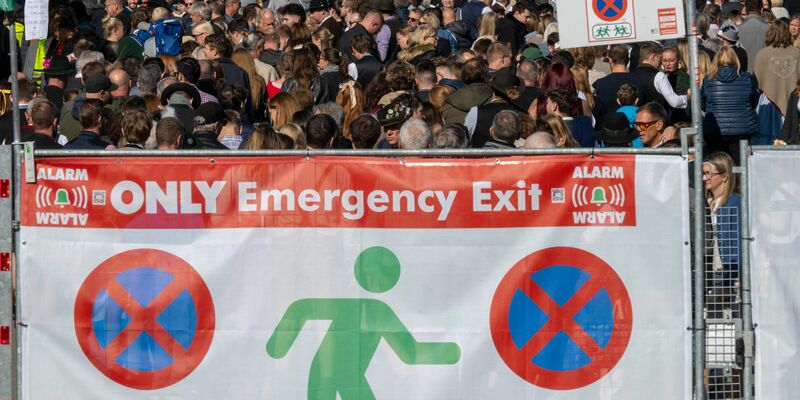 Wegen Überfüllung haben die Behörden die Zugänge zum Münchner Oktoberfest geschlossen. - Foto: Peter Kneffel/dpa