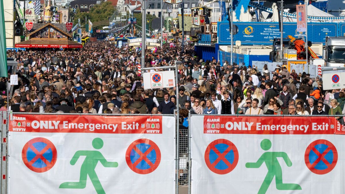 Der Andrang ist so groß, dass der Einlass zeitweise geschlossen wird. - Foto: Peter Kneffel/dpa