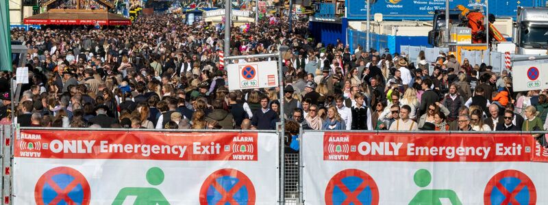 Gleich an zwei Tagen musste die Wiesn wegen Überfüllung geschlossen werden.  - Foto: Peter Kneffel/dpa