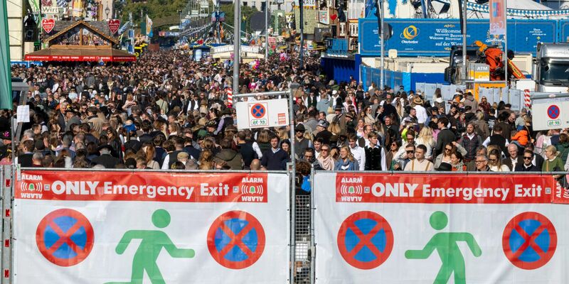Der Andrang ist so groß, dass der Einlass zeitweise geschlossen wird. - Foto: Peter Kneffel/dpa