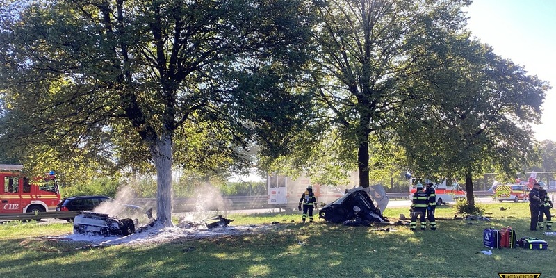 FW-M: Sportwagen rast gegen Baum (A 94) - Foto: presseportal.de
