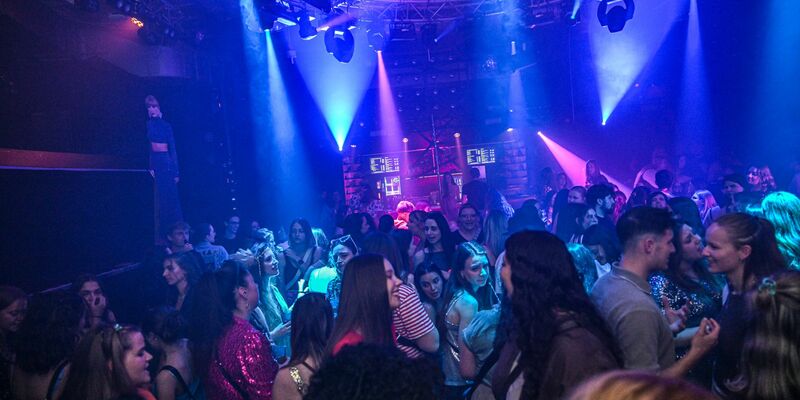 Fans von Taylor Swift feiern das neue ALbum. - Foto: Marius Bulling/dpa