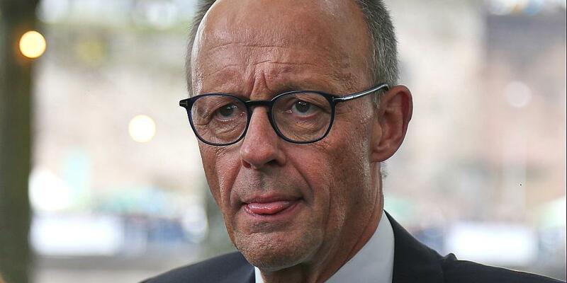 Merz in der Menschenmenge am 03.10.2025 - Foto: über dts Nachrichtenagentur