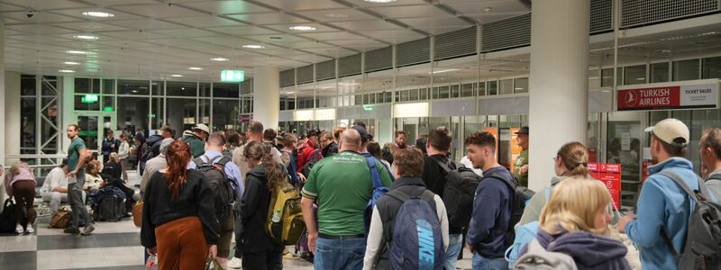 Auch die Feuerwehr ist am Flughafen im Einsatz. - Foto: Enrique Kaczor/onw-images/dpa