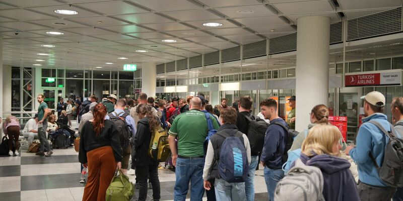 Am Freitagabend mussten etliche Flugzeuge am Boden bleiben. - Foto: Enrique Kaczor/onw-images/dpa