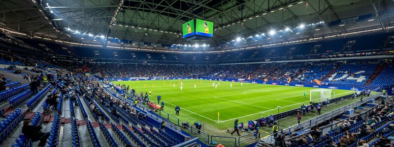 Rund 62.000 Zuschauer passen in die Veltins Arena in Gelsenkirchen. So viele junge Menschen haben im Schuljahr 2023/2024 die Schule ohne Abschluss verlassen. (Archivbild)  - Foto: David Inderlied/dpa