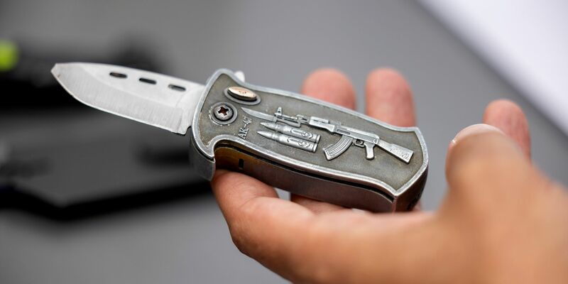 Bis 1. Oktober konnten Springmesser straffrei abgegeben werden. (Symbolbild) - Foto: Thomas Banneyer/dpa