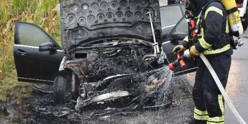 POL-EL: Emsbüren - Fahrzeug gerät während der Fahrt in Brand - Foto: presseportal.de