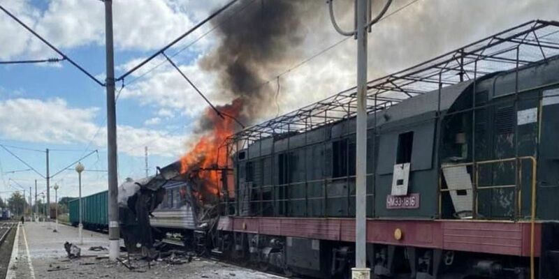 Viele Passagiere wurden bei dem Angriff auf einen Bahnhof in Schostka verletzt. - Foto: Uncredited/Ukrainian Railway Press Office via AP/dpa
