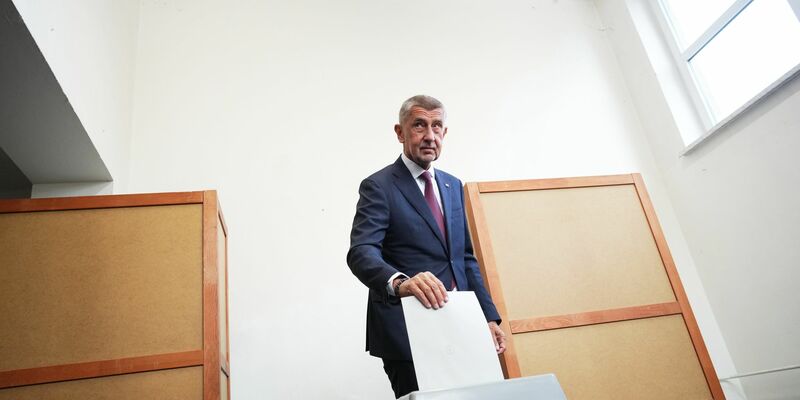 Der Vorsitzende der Oppositionspartei ANO, Andrej Babis, gibt in einem Wahllokal in Ostrava seine Stimme für die Parlamentswahlen ab. (Archivbild) - Foto: Petr David Josek/AP/dpa