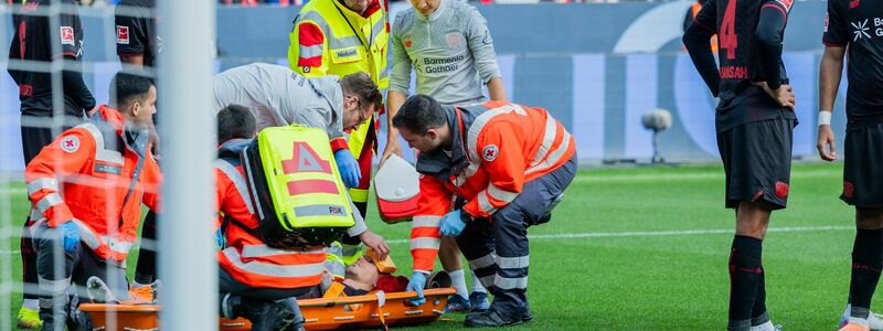 Bitter für Bayer: Kapitän Alejandro Grimaldo muss vom Platz getragen werden. - Foto: Rolf Vennenbernd/dpa