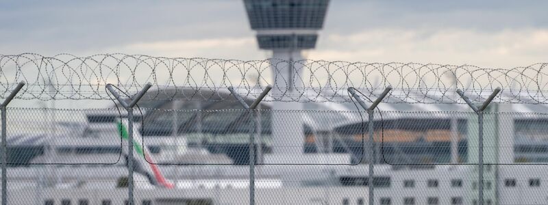 Die Bundespolizei sprach von zwei Drohnensichtungen im Bereich der Nord- und der Südbahn.  - Foto: Armin Weigel/dpa