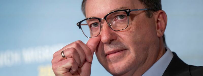 Bundesinnenminister Alexander Dobrindt will beim Thema Migration weiter Druck machen und die europäische Asylpolitik «schärfen und härten» - konkrete Ergebnisse gab es beim Treffen mit seinen Amtskollegen in München aber keine.  - Foto: Peter Kneffel/dpa
