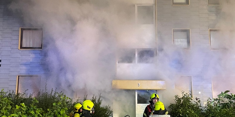 FW Bergheim: ERSTMELDUNG: Kellerbrand in Mehrfamilienhaus - Einsatz in Bergheim dauert an - Foto: presseportal.de