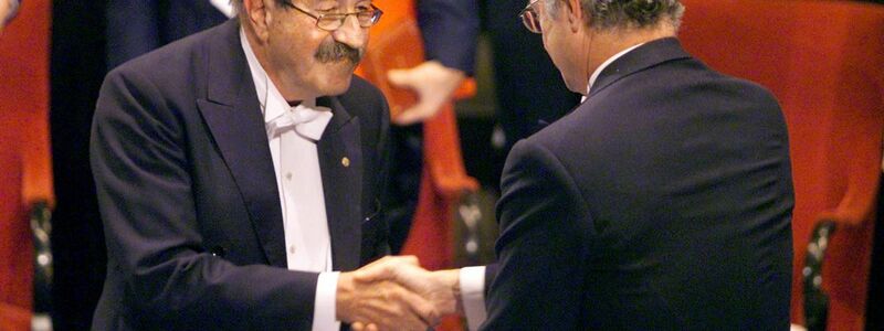Einer der bislang letzten deutschen Nobelpreisträger: Günter Grass bekam die Nobelmedaille 1999 aus den Händen von Schwedens König Carl XVI. Gustaf überreicht. (Archivbild) - Foto: picture alliance / dpa