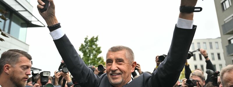 Der Vorsitzende der Oppositionsbewegung ANO, Andrej Babis (M), spricht nach der Bekanntgabe des Wahlergebnisses.  - Foto: Øíhová Michaela/CTK/dpa