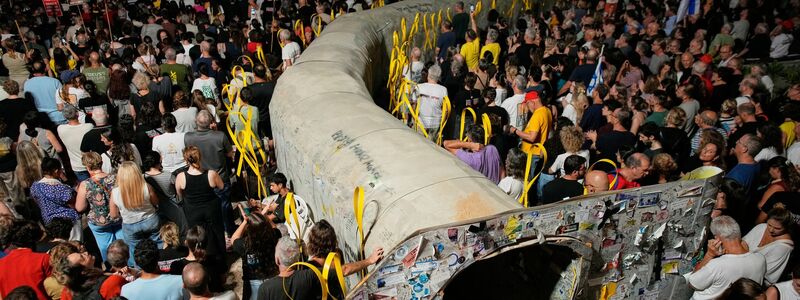 Nach Angaben der Organisation der Angehörigen von Geiseln demonstrierten in Tel Aviv rund 120.000 Menschen für die Freilassung der Entführten und einen Friedensschluss. - Foto: Ohad Zwigenberg/AP/dpa