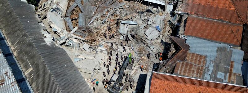 Das islamische Internat war ganz plötzlich in sich zusammengefallen. - Foto: Sahlan Kurniawan/XinHua/dpa