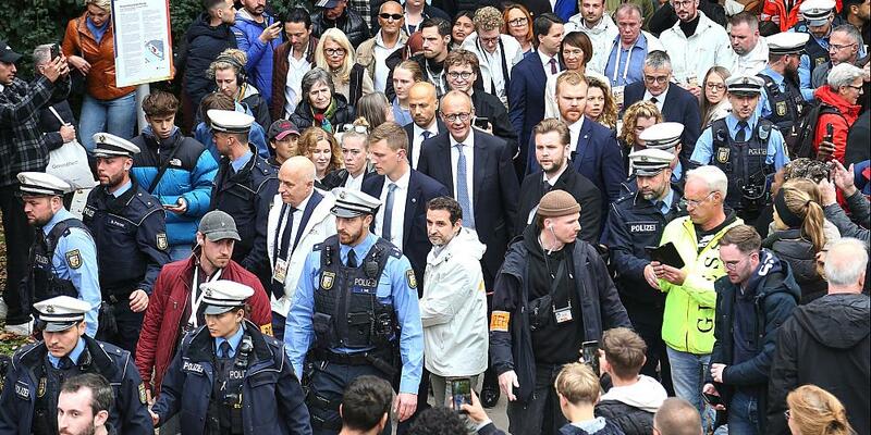 Merz in der Menschenmenge am 03.10.2025 - Foto: über dts Nachrichtenagentur