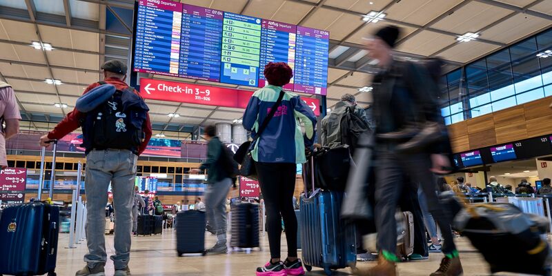 Der Hackerangriff legte am BER elektronische Systeme lahm, die für die Passagier- und Gepäckabfertigung genutzt werden. (Archivbild) - Foto: Michael Ukas/dpa