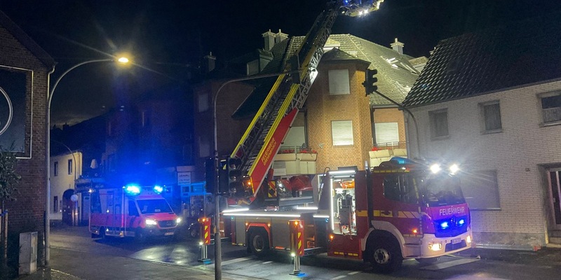 FW Grevenbroich: Rauchmelder rettet Leben: Feuerwehr löscht Brand in Mehrfamilienhaus und rettet Frau aus Wohnung - Foto: presseportal.de