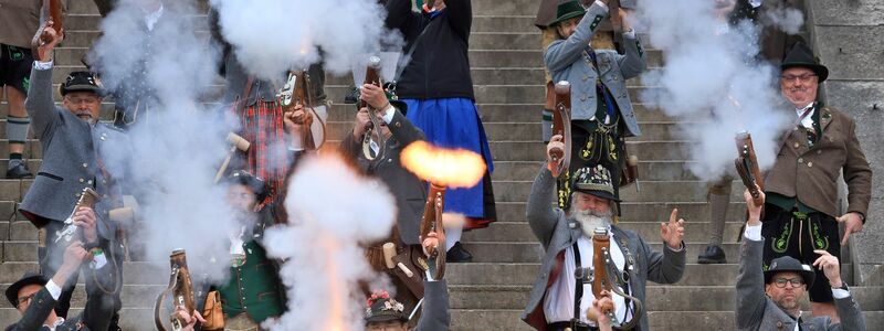 Böllerschüsse zum Wiesn-Ende. - Foto: Karl-Josef Hildenbrand/dpa