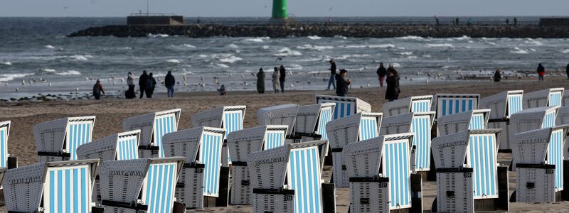 Ostseestrand in Warnemünde. Nicht überall blieben die Strandkörbe stehen - Foto: Bernd Wüstneck/dpa