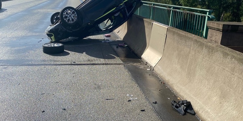 POL-PDNW: Autobahnpolizei Ruchheim - Fahrzeug überschlägt sich auf Rheinbrücke - Foto: presseportal.de