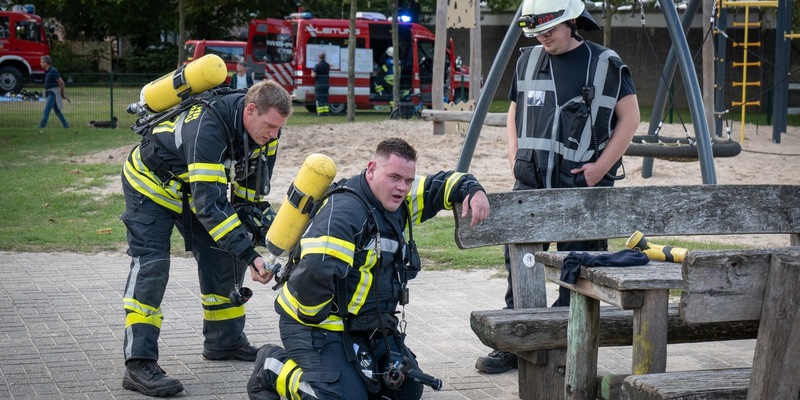 FW-KLE: Realitätsnahe Großübung an der St. Markus Grundschule in Schneppenbaum - Feuerwehr, Rettungsdienst und DLRG trainieren den Ernstfall gemeinsam - Foto: presseportal.de
