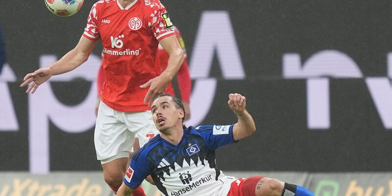 Zwei Defensiv-Stabilisatoren des HSV: Luka Vuskovic (l) und Torwart Daniel Heuer Fernandes  - Foto: Marcus Brandt/dpa