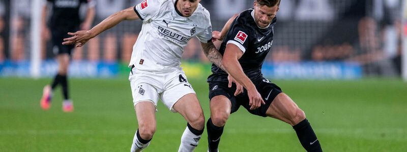 Gut in Form: Noah Atubolu lenkt am Sonntag in Mönchengladbach den Ball um den Pfosten. - Foto: David Inderlied/dpa