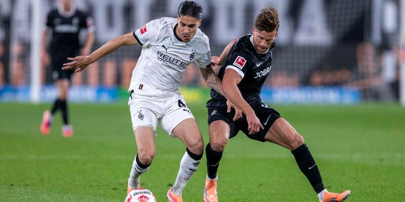 Mit einem Spruchband haben sich die Gladbacher Fans bei Roland Virkus bedankt. - Foto: David Inderlied/dpa