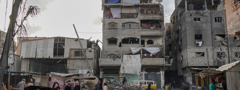 Palästinenser in den Straßen von Chan Junis.  - Foto: Jehad Alshrafi/AP/dpa