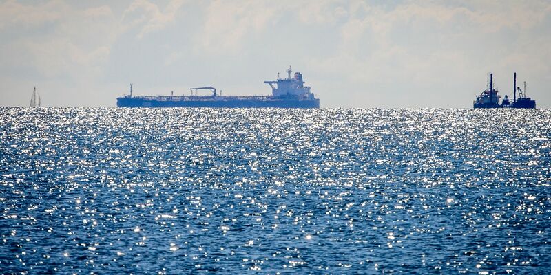 Die russische Schattenflotte ist laut Greenpeace eine Gefahr für die Ostsee. (Archivbild) - Foto: Jens Büttner/dpa