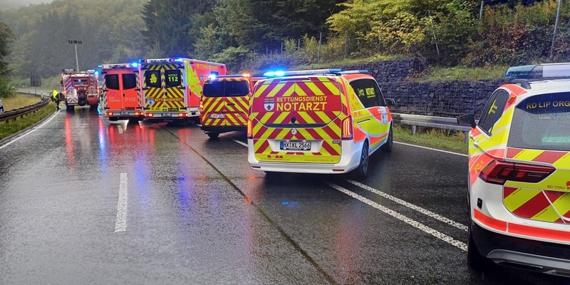FW Horn-Bad Meinberg: Verkehrsunfall zwischen zwei PKW - eine Person mit Rettungshubschrauber in Spezialklinik geflogen - Foto: presseportal.de