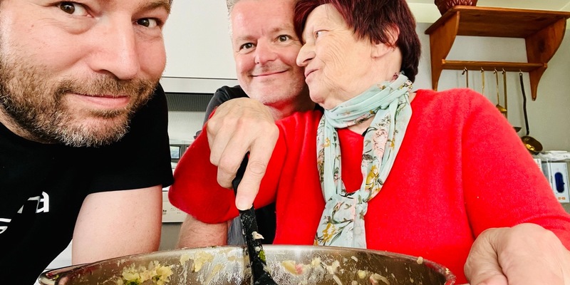 Katholischer Medienpreis 2025 für Sascha Gröhl / Sonderpreis der Jury für die Dokumentation Herbstresidenz mit Tim Mälzer und André Dietz - Foto: presseportal.de